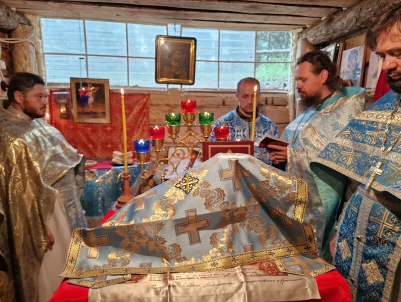 Кримські попи під час служби у бліндажному храмі