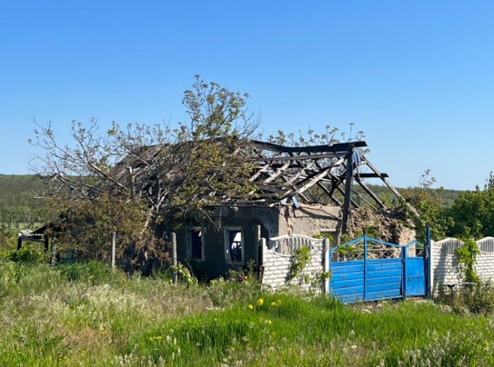 Зруйнований будинок у Калинівському