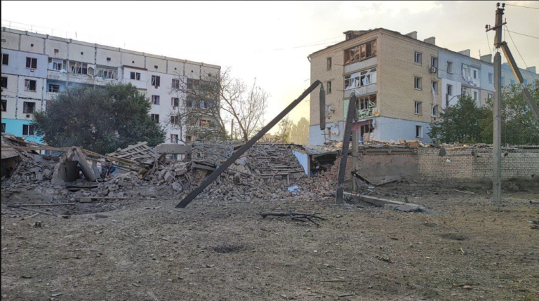 Житлові квартали Берислава після російських обстрілів. Фото ХОДА