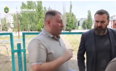 Роман Мрочко (ліворуч) демонструє міністру освіти Оксену Лісовому місце майбутнього будівництва «підземної школи». Липень 2024. Фото: Херсонська МВА
