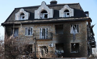 Готель «Лео» в курортному селі Хорли на окупованому лівобережжі Херсонщини після атаки БпЛА, 1 січня 2026 р. Фото: ТАСС.