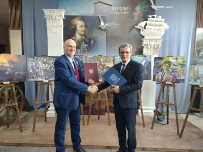 Директор "Херсонского музєя" енадій шелестенко підписує поговір з "Асоціацією адвокатів Росії2 . Фото з російських джерел. 2026 рік 